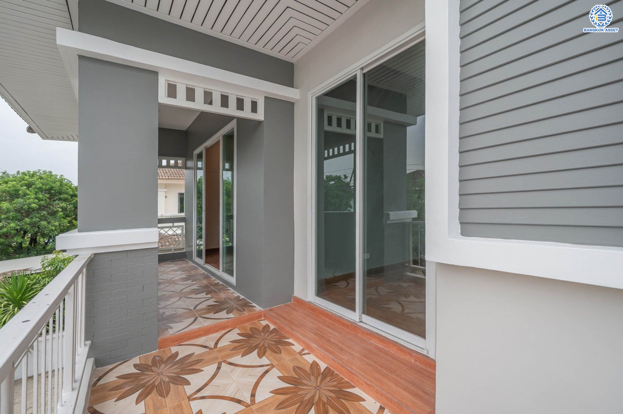 บ้านเดี่ยวมือสอง โครงการ เดอะวอเตอร์เฮ้าส์ กาญจนาฯ-บางบอน รองรับทุกความสุข เนื้อที่ 117.1 ตร.ว. ฟังก์ชัน 5 ห้องนอน 4 ห้องน้ำ 1 ห้องอเนกประสงค์ 1 ห้องแม่บ้าน จอดรถได้ 1 คัน บนทำเลใกล้รถไฟฟ้าสายสีน้ำเงิน "สถานีหลัก2" และจุดขึ้นทางด่วน "พระราม2" และ The Mall บางแค